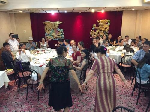 中国侨网纽约唐诗艺术中心1日在庆功宴上载歌载舞，精彩的表演让其他用餐民众纷纷拿起相机拍照。（美国《世界日报》）