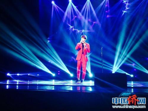 中国侨网韩国选手李河坪演唱《慢慢》，评委评价其情感细腻，哀而不伤。中国侨网记者周欣嫒 摄