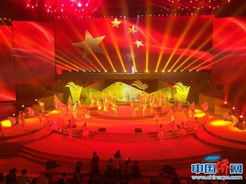 中国侨网8月8日晚,2017 “水立方杯”海外华人中文歌曲大赛颁奖晚会在北京水立方举行,全体总决赛选手共同登台献唱。中国侨网记者 周乾宪 摄
