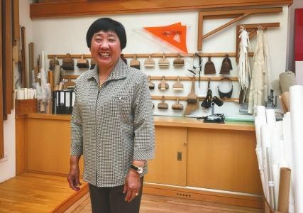 中国侨网负责中国书画的是高级修复员邱锦仙女士,虽然她已经64岁,退休多年,但依然被大英博物馆返聘每周要在这里工作4天。