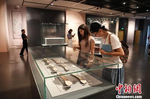 中国侨网图为市民观看展品。　俞靖　摄