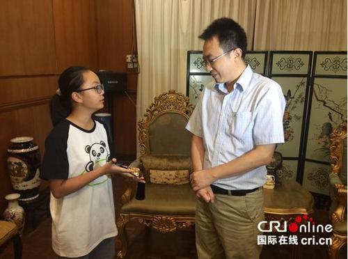 中国侨网张杰鑫主任与“熊猫小记者”交流。