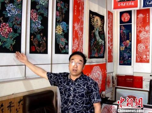 中国侨网近年来，甘肃省平凉市民间艺人吴志泰创作出“染色剪纸”，色彩艳丽，惟妙惟肖，深受游客和剪纸爱好者喜爱。　郭惠民　摄