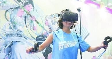 中国侨网VR游戏展区吸引了参会者前来体验。光明网记者 刘朝摄/光明图片