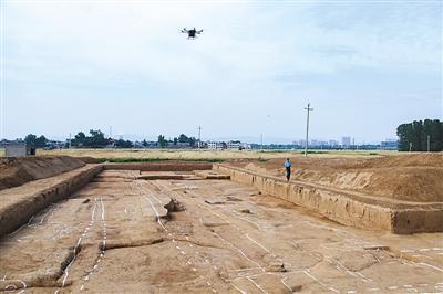 中国侨网考古工作人员在二里头遗址宫殿区发掘现场进行航拍。新华社发