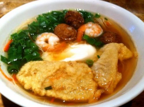 中国侨网美味的海鲜牛肉丸蛋包面线。(图片来源:美国《世界日报》)