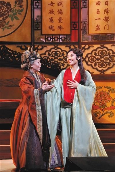 中国侨网英文歌剧版《红楼梦》中的贾母和黛玉。