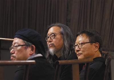 中国侨网赖声川(中)开玩笑说,他们怎么弄都要被人骂的。