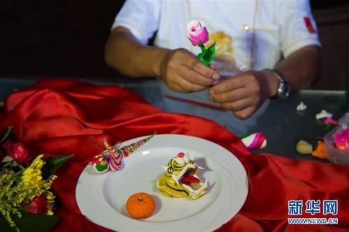 中国侨网8月16日，在埃及首都开罗，一位厨师表演中国传统“米塑”技艺。当日，由中外文化交流中心、开罗中国文化中心以及浙江省文化馆联合主办的“舌尖上的中国——江南美食工坊”正在开罗举行。来自浙江省的5位烹饪大师担纲主厨，制作了20多道美味佳肴，为现场的100多位政商贵宾、烹饪界人士及民众带来一场精彩的美食盛宴。新华社记者孟涛摄