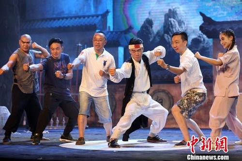 中国侨网演员在演出过程中邀请现场观众一同感受中国道家文化 泱波 摄