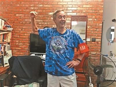 中国侨网62岁美国大爷高天瑞袖带红箍,志愿成为一名“西城大妈”