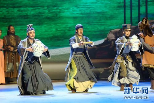 中国侨网演员正在表演舞剧《驼道》。新华网发(阿比洛夫摄)