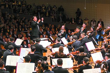 中国侨网上海交响乐团在琉森文化会议中心登台。帕特里克·许尔利曼　摄