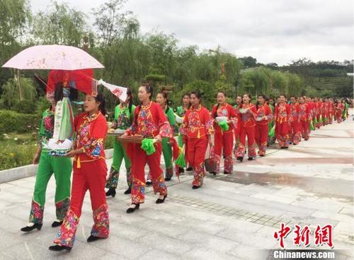 中国侨网农历七月初，甘肃省西和县的年轻姑娘们载歌载舞“乞巧”。　徐雪　摄