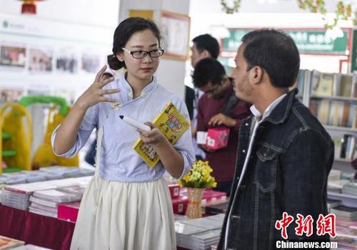 中国侨网汉语志愿者老师同尼泊尔学生在交流。　钟欣　摄