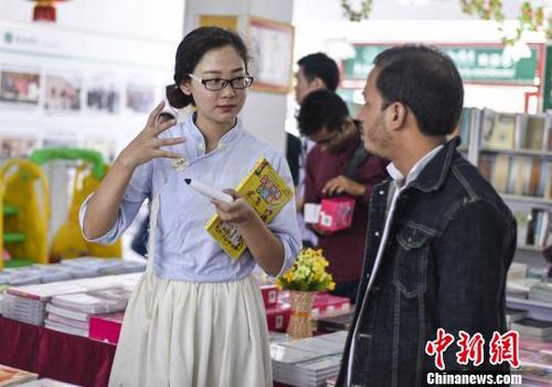 中国侨网汉语志愿者老师同尼泊尔学生在交流。 钟欣 摄