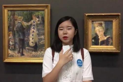 中国侨网上海芝麻学社的导览员在巴黎的奥赛博物馆向中国观众介绍法国印象派的作品。（图片来源网络）