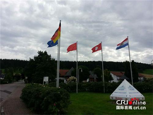 中国侨网彭策尔学院入口悬挂着中国、德国与欧盟国旗