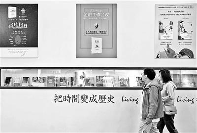 中国侨网▲观众参观图博会。(新华社记者 申宏 摄)