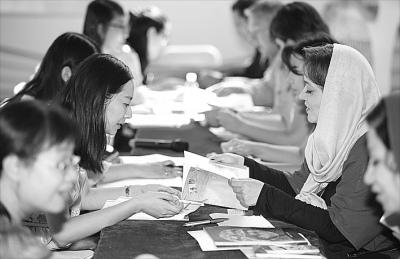 中国侨网中外读者、出版人在第24届北京国际图书博览会上交流。（朱烨洋 摄）
