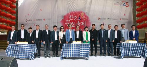 中国侨网嘉宾合影。