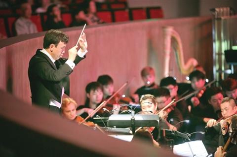 中国侨网苏州交响乐团在此次音乐会上，演奏了交响曲《智取威虎山》片段《迎来春色换人间》。　张熙　摄