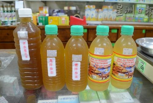 中国侨网图为热卖的中草药凉茶。（马来西亚《星洲日报》）