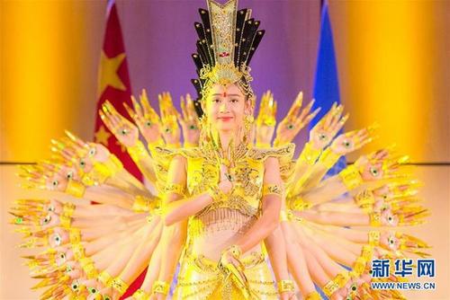 中国侨网8月31日，在位于瑞士日内瓦的联合国万国宫，中国残疾人艺术团的演员表演舞蹈《千手观音》。 新华社记者徐金泉摄