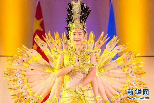 中国侨网8月31日,在位于瑞士日内瓦的联合国万国宫,中国残疾人艺术团的演员表演舞蹈《千手观音》。 新华社记者徐金泉摄