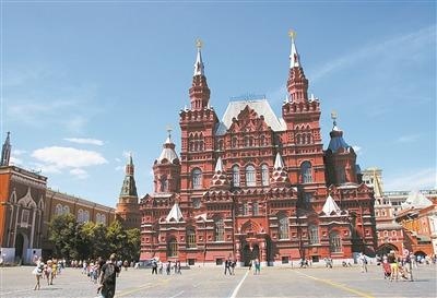 中国侨网图为游客在莫斯科市中心的红场游玩。（俞永均 摄）
