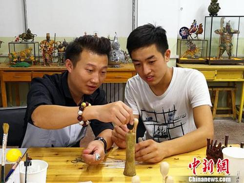 中国侨网胡旭春正在教授学生。 杨杰英 摄