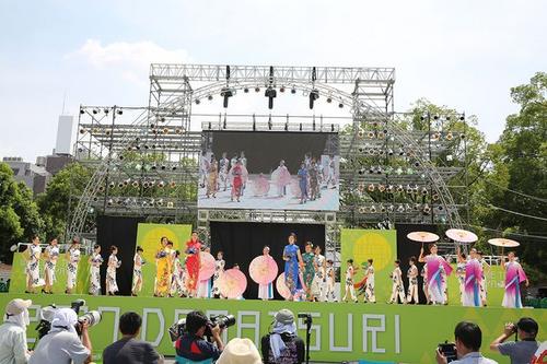 中国侨网中华巾帼出场为日本最大的舞蹈盛典增添了一抹絢丽的色彩。（日本《中文导报》）