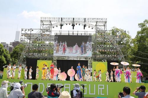 中国侨网中华巾帼出场为日本最大的舞蹈盛典增添了一抹絢丽的色彩。(日本《中文导报》)