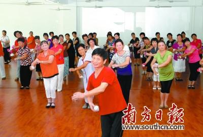 中国侨网林惠文（正中）在培训社区文艺活动骨干，向群众推广杯花舞。 