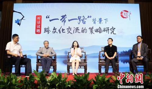中国侨网“一带一路”与中华文化论坛对话沙龙 张茵 摄
