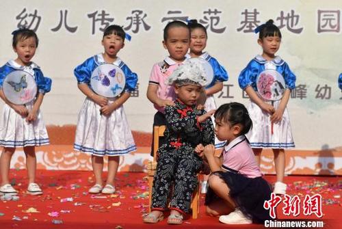 中国侨网图为福州鳌峰幼儿园小朋友表演《弟子规》。　吕明 摄