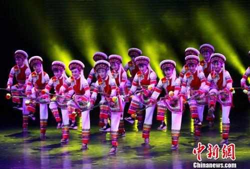 中国侨网图为舞蹈《金花霸王鞭》。　张远　摄