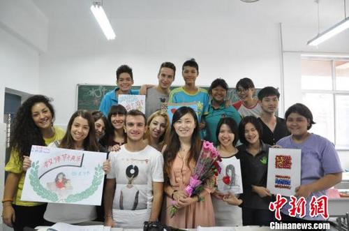 中国侨网图为外国留学生与中国教师在一起。　李洋 摄
