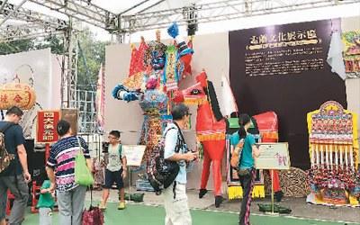 中国侨网盂兰文化展示区吸引不少香港市民驻足。 　　陈 然摄