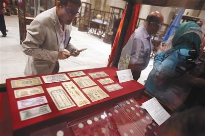 中国侨网8月27日，在埃及首都开罗的埃及国家博物馆，观众参观埃及文物部向中国驻埃使馆转交的文物。新华社发