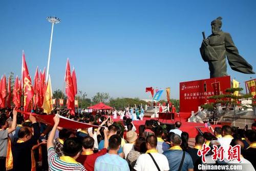 中国侨网来自韩国等地海内外的1500名姜氏、吕氏、丁氏、崔氏、连氏等姜太公后裔宗亲12日相聚齐国故都祭祖,纪念姜太公诞辰3156周年。 梁犇 摄