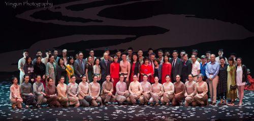 中国侨网大型舞剧《红高粱》在硅谷成功上演。图为演出结束后嘉宾与演员们合影。（美国《侨报》）
