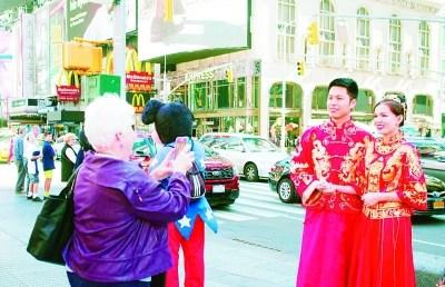 中国侨网“南京新娘”现身纽约时代广场。 组委会供图