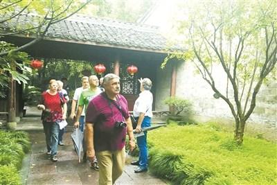 中国侨网乌克兰媒体代表团参观天一阁。(孙佳丽 摄)