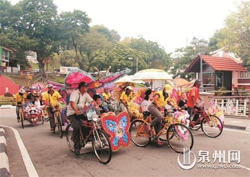 中国侨网当地的人力车被装饰成花车