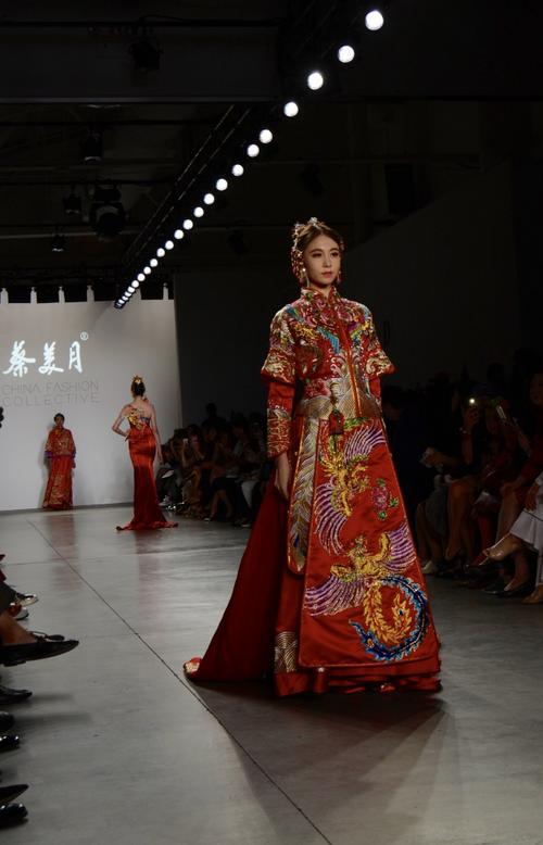 中国侨网中国风婚纱惊艳纽约时装周。（美国《世界日报》/俞姝含 摄）