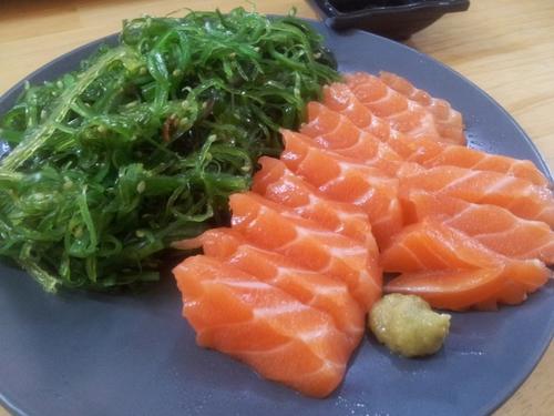 中国侨网有助延长寿命的食物,包括海藻和鱼肉。(美国《世界日报》)