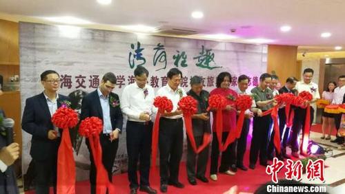 中国侨网旅奥画家陆志德荷绘系列作品“一带一路”巡回展15日在上海交通大学拉开首展帷幕。 刘登成 摄