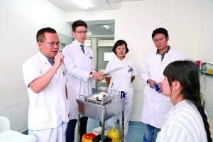 中国侨网尹智(左二)跟随老师向患者询问病情。尹智供图