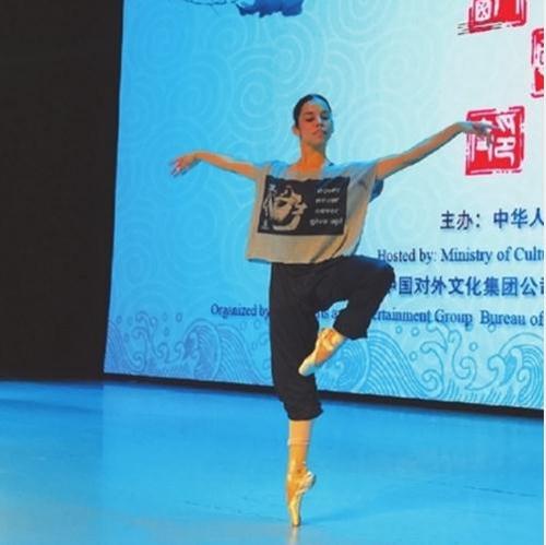 中国侨网14日,来自巴西的芭蕾舞演员在认真排练。